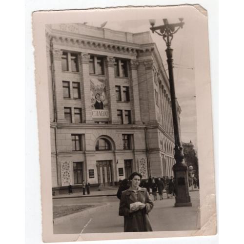 Харьков девушка перед институтом ГИПРОКОКС на площади Дзержинского 9х11,5  см  