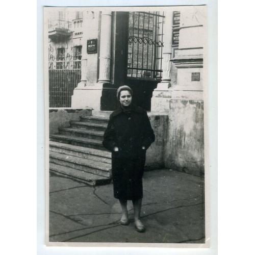 Харьков девушка у входа в МедГИЗ, общежитие 19.03.1961 8х12 см