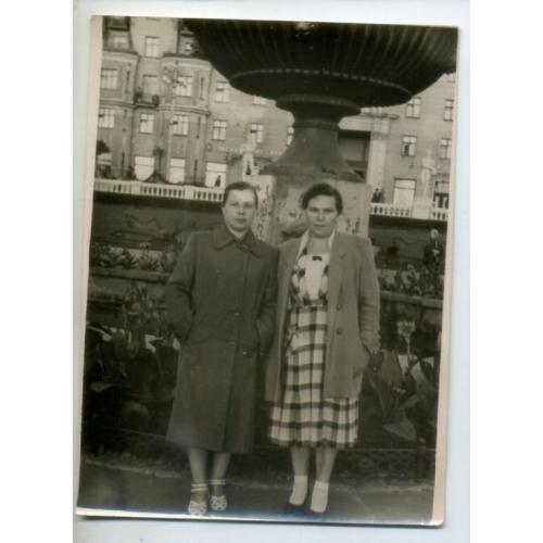 Харьков две подруги у фонтана на спуске Халтурина 8,7х12 см  