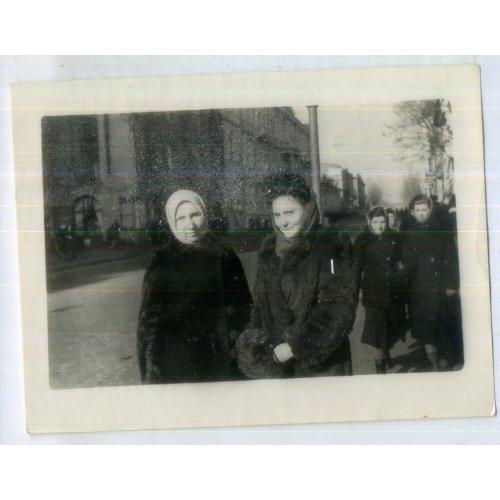  Харьков две женщины на Сумской улице, дом Саламандры 9х12 см  