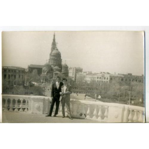 Харьков Двое на Университетской горке вид на Благовещенский собор 9х14 см  