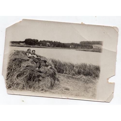 Харьков Люботин 6й пруд двое в стогу сена 1938 год 9х13,5 см