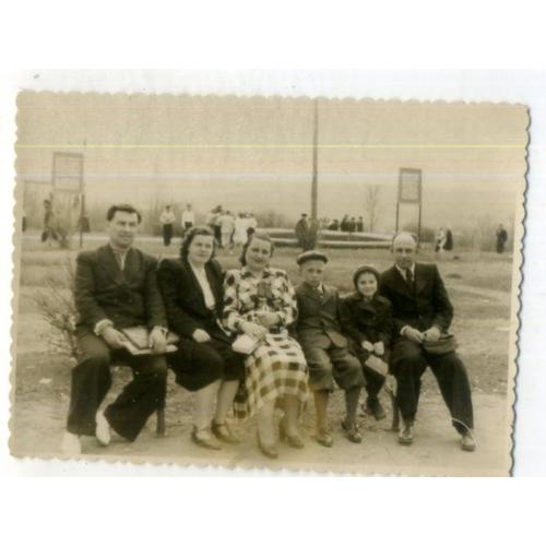 Харьков Люботин на скамейке 01.05.1953 8х11 см
