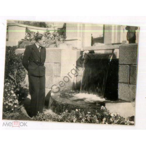 Харьков Мужчина у Стеклянной струи 1949 год  8,3х11,3 см  