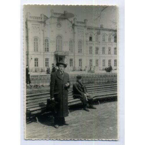 Харьков Мужчина в шляпе у Сельхозинститута на Московском проспекте 8х12 см