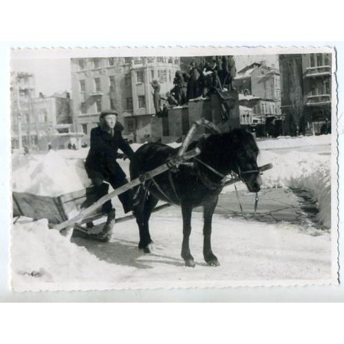 Харьков памятник Т.Г. Шевченко зимой / вывоз снега на санях / конь 8,3х11,4 см