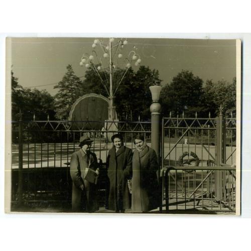 Харьков парк Горького Танцплощадка Эстрада трое 9х12 см  