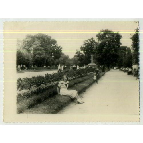 Харьков парк Шевченко Главная аллея старый фонтан, девушка на клумбе 8,5х11,7 см  