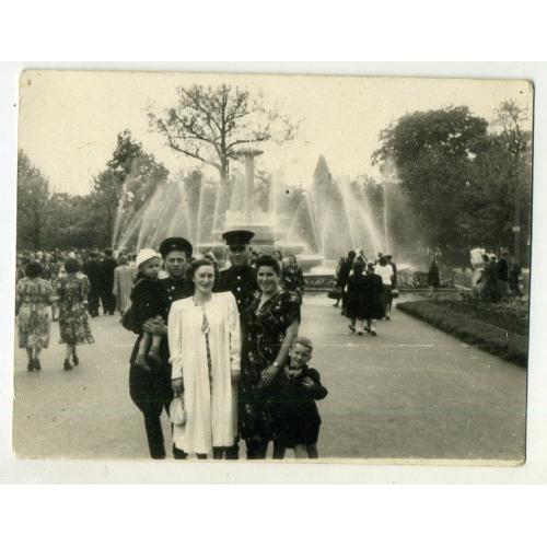 Харьков Парк Шевченко военные с семьями у фонтана 03.06.1954 9х12  см  