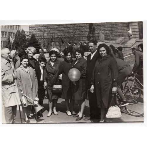 Харьков площадь Дзержинского, Академия им. Говорова, велосипед, демонстрация 1 мая 1971 12,5х18 см  