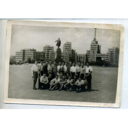 Харьков площадь Ф.Э. Дзержинского Госпром памятник Ленину группа студентов 13х18 см