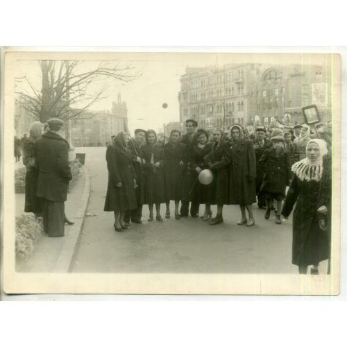 Харьков Площадь Тевелева / Советской Украины / демонстранты, консерватория, 13х18 см  