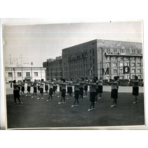 Харьков производственная гимнастика на крыше Привокзального почтамта 1971г в2 17,5х23 см