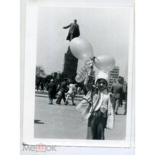 Харьков ребенок с надувными шарами у памятника Ленину 9х12 см  