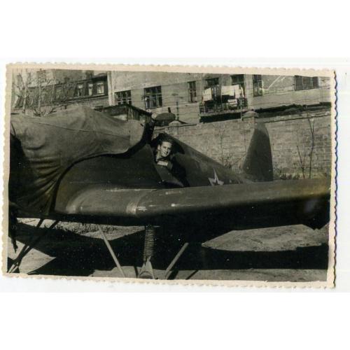 Харьков самолет ЯК во дворе дома после войны 8,5х13 см