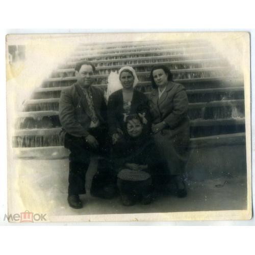 Харьков семья 4 человека на фоне водного каскада в парке Шевченко 1962 год 9х12 см  