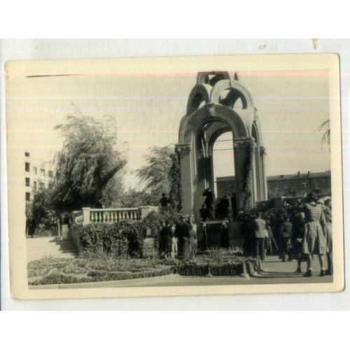 Харьков сквер Победа  / зеркальная струя / слева здание КГБ 10,5х14,7 см