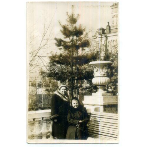 Харьков спуск Халтурина, две женщины, сзади Покровский монастырь 9х14 см