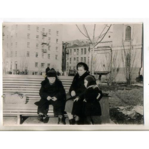 Харьков спуск Халтурина, сквер, Успенский собор - семья на скамейке 8,5х12 см  