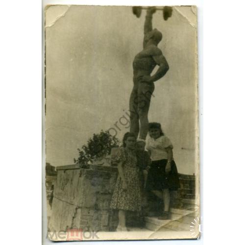 Харьков стадион Дзержинец 1948 две женщины у статуи 8,5х13 см  