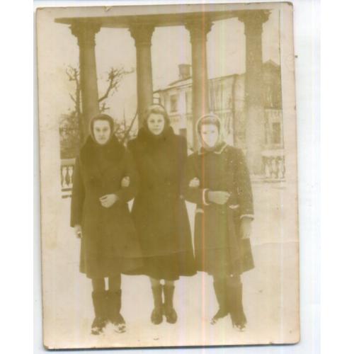 Харьков Сумская улица Три девушки у Ротонды 9х12 см