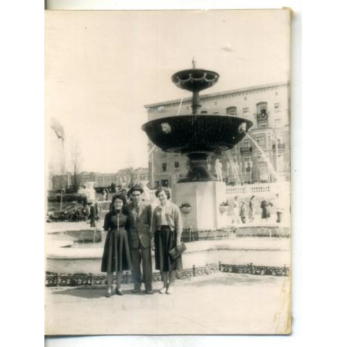 Харьков трое у фонтана на спуске Халтурина 9х12,2 см  