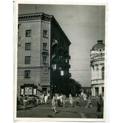 Харьков угол Сумской улицы и Театрального переулка, кинотеатр 1й Комсомольский 18х24 см  