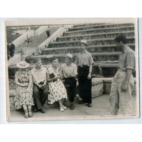 Харьков водный каскад в парке Шевченко - группа на нижней площадке  9х12 см  