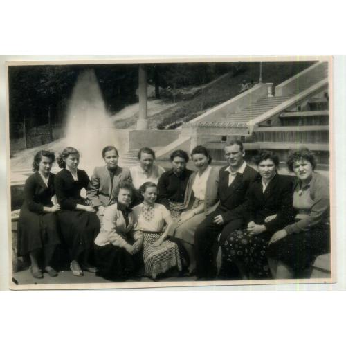 Харьков водный каскад в парке Шевченко - группа на нижней площадке, фонтан  12,2х17,3 см  