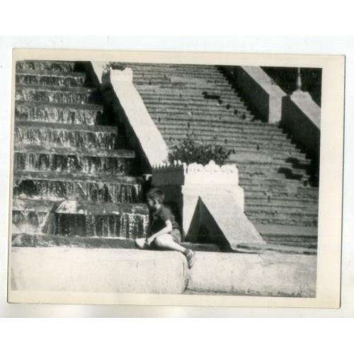 Харьков водный каскад в парке Шевченко - мальчик на нижней площадке 1969 год 9х12 см  