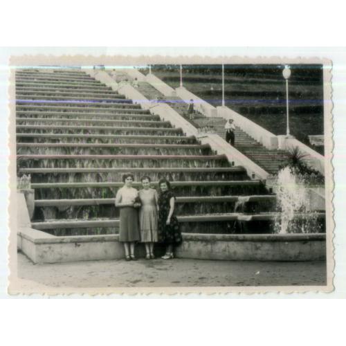 Харьков водный каскад в парке Шевченко - три девушки  8х11,5 см  