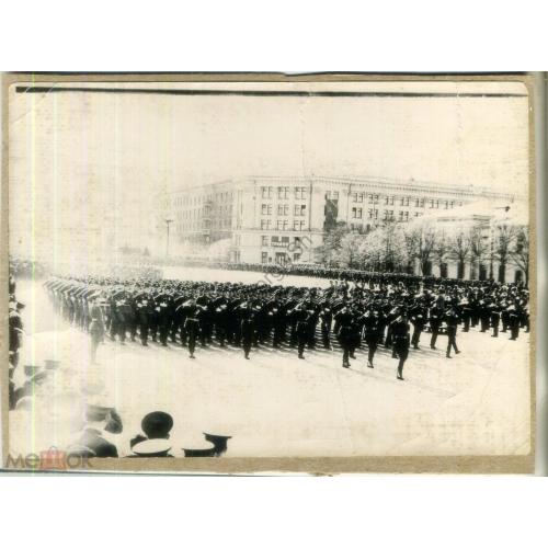    Харьков Военный парад 1 мая на площади Дзержинского 13х18 см  