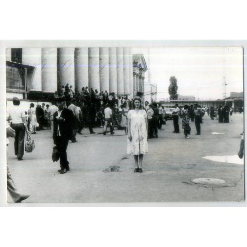 Харьков Вокзал / Южный вокзал , девушка возле входа 9х14 см