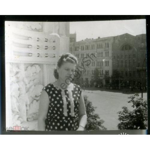 Харьков Женщина на балконе с видом на институт искусств и Горсовет 9х12 см  
