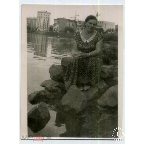 Харьков женщина на камнях Красношкольной набережной 9х12 см  