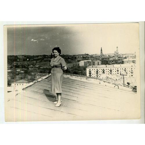 Харьков женщина на крыше, вид на город 13х18 см