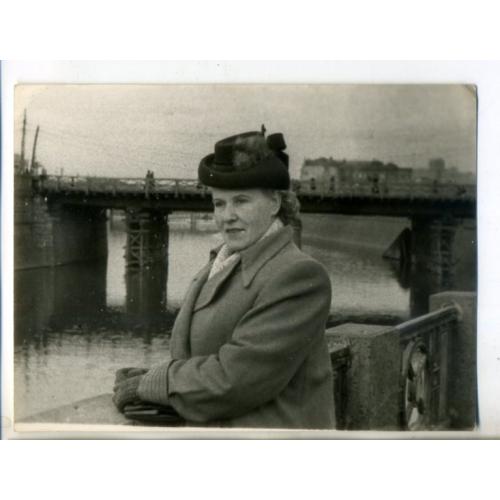 Харьков женщина в шляпке на фоне старого Лопанского моста 9х12 см  