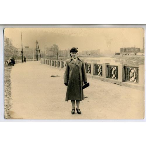 Харьков женщина в шляпке на Лопанской набережной, сзади - развалины  9х14 см  