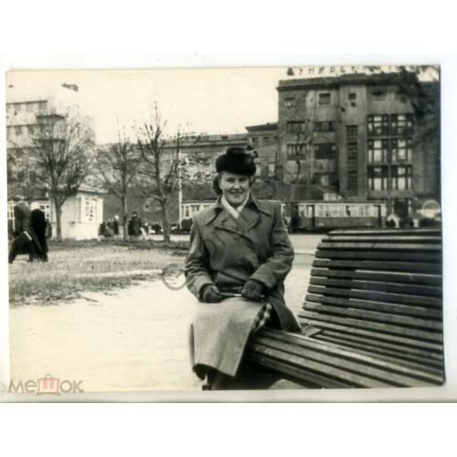 Харьков женщина в шляпке у Центрального универмага, трамвай 9х12 см  
