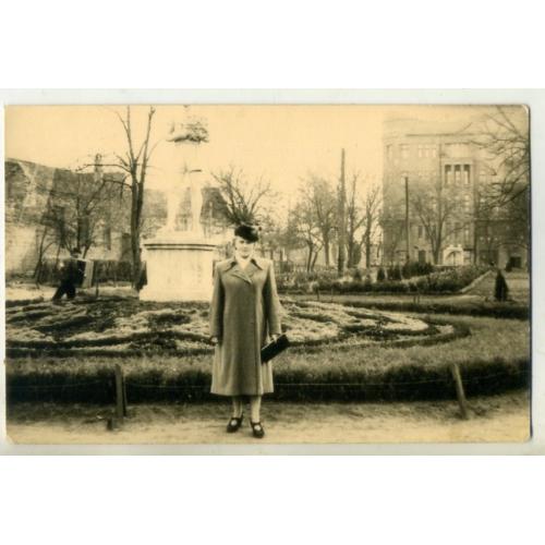 Харьков женщина в шляпке у статуи, центр города 9х14 см  