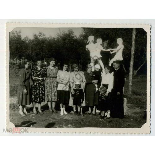 Хмельник / Винницкая область /  В парке статуя - дети 1956 8,5х11,5 см  