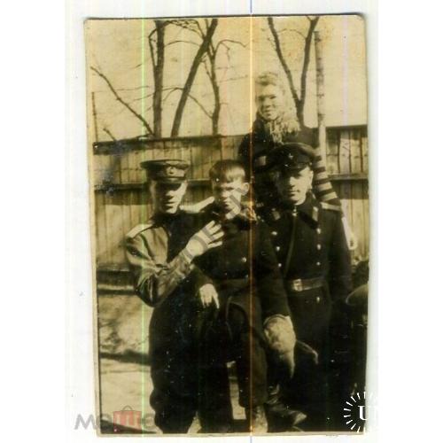 Летчик и милиционер с детьми Грозный 12.04.1948 6х9 см  