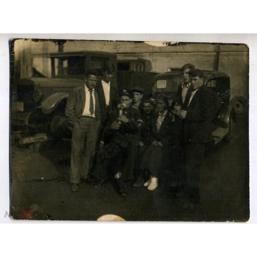 Летчик с группой у грузового и легкового автомобиля 12.09.1937 8,5х11,5 см  
