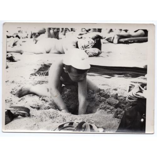 Мальчик на пляже - юный "археолог" 13х18 см