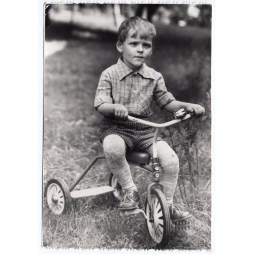 Мальчик на трехколесном велосипеде 11,5х17 см 1980 год