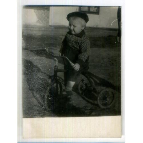 Мальчик на трехколесном велосипеде 9х12 см