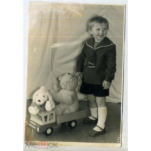 Мальчик с игрушечной машинкой и плюшевыми игрушками 12х18 см  