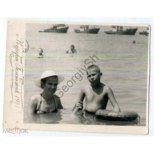 Мальчик с мамой на фоне кораблей Геленджик 1961 8,8х11,7 см в1-2  море купальник