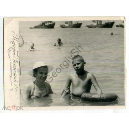 Мальчик с мамой на фоне кораблей Геленджик 1961 8,8х11,7 см в1  море отдых