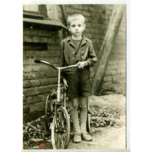 Мальчик с трехколесным велосипедом 1969 13х18 см  